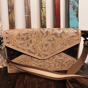 Qué Chula Leather Crossbody Bag